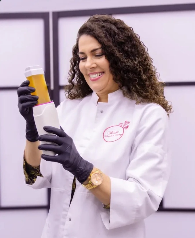 Rúbia Mara Ribeiro mit Warmwachs